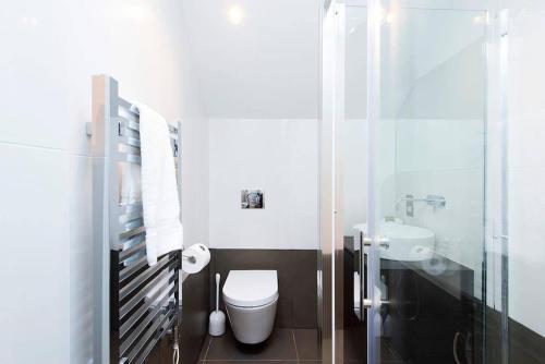 Ein Badezimmer in der Unterkunft Beautiful 2BR flat with free parking in West London