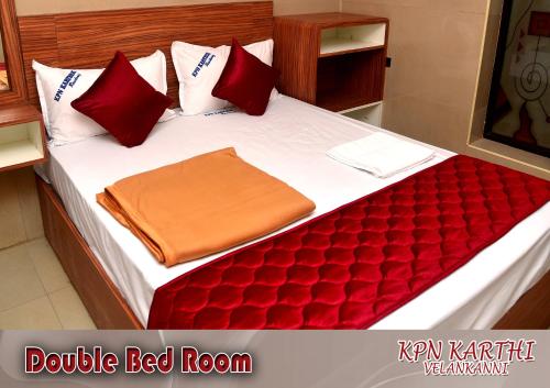 Giường trong phòng chung tại KPN KARTHI RESIDENCY