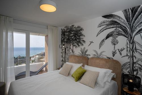 sypialnia z łóżkiem i widokiem na ocean w obiekcie Luxury Seaviews Calaceite Casasol w mieście Torrox Costa