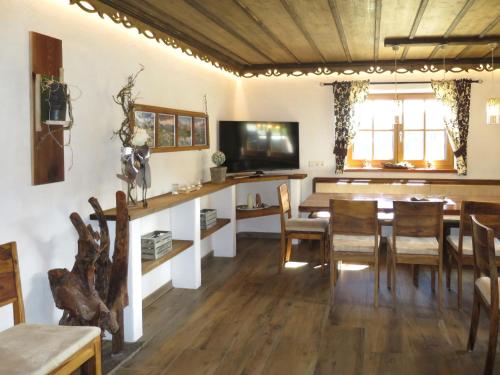 een eetkamer met een tafel en stoelen bij Chalet Aualm - FRT101 by Interhome in Forstau