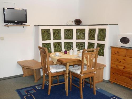 - une salle à manger avec une table, des chaises et une télévision dans l'établissement Apartment Eusch - SLB340 by Interhome, à Viehhofen