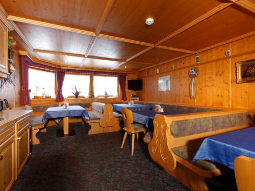 Televízia a/alebo spoločenská miestnosť v ubytovaní Apartment Moosalm by Interhome