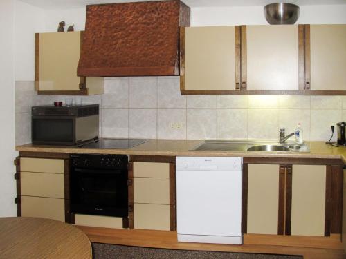 Köök või kööginurk majutusasutuses Holiday Home Kleewein - SOE215 by Interhome