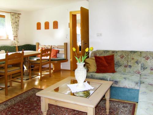 ein Wohnzimmer mit einer Vase auf einem Couchtisch in der Unterkunft Apartment Anemone - SOE710 by Interhome in Sölden
