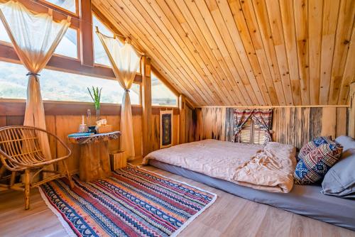 um quarto com uma cama e um tecto de madeira em Indi house em Sapa