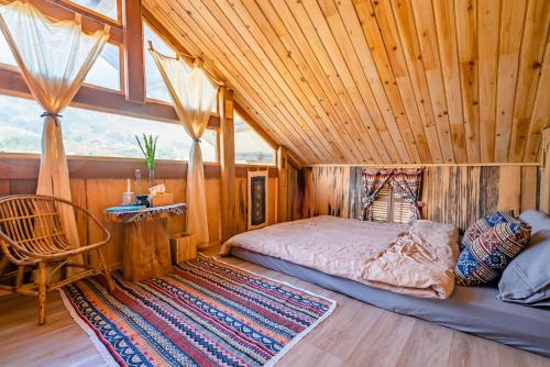 ein Schlafzimmer mit einem Bett und einer Holzdecke in der Unterkunft Indi house in Sa Pa
