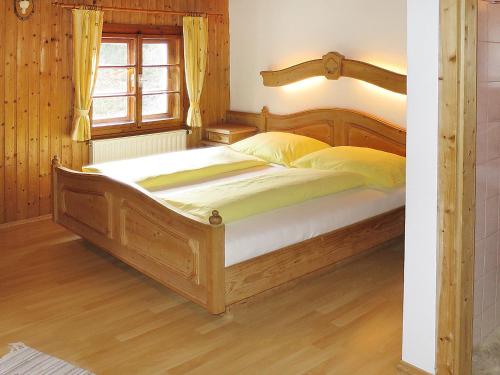 ein Schlafzimmer mit einem großen Holzbett in einem Zimmer in der Unterkunft Holiday Home Jagdhaus Strengen - SNN100 by Interhome in Oberriefen