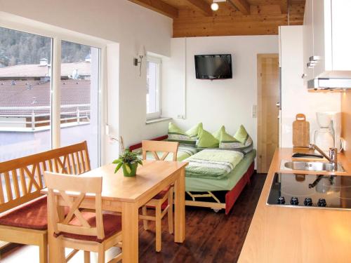 salon ze stołem i kanapą w obiekcie Apartment Diamant by Interhome w Solden