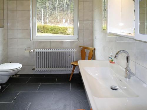 Ένα μπάνιο στο Holiday Home Viola by Interhome