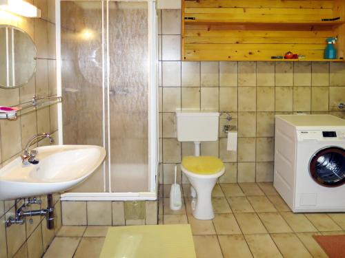 Ένα μπάνιο στο Holiday Home Walcher by Interhome