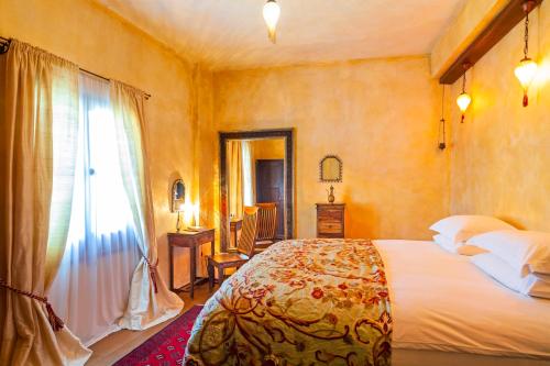 Spirit Of The Knights Boutique Hotel tesisinde bir odada yatak veya yataklar