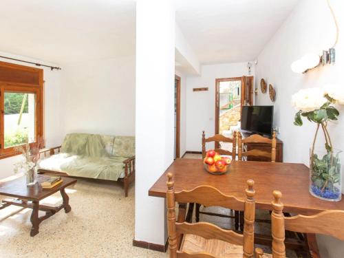 - un salon avec une table et un canapé dans l'établissement Apartment S'Esquirols I by Interhome, à Begur