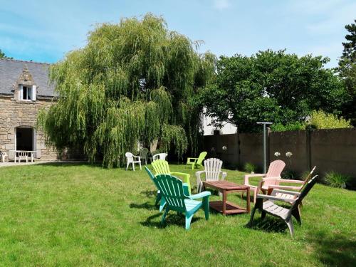 un groupe de chaises et une table dans une cour dans l'établissement Holiday Home Hoedic by Interhome, à Plouhinec