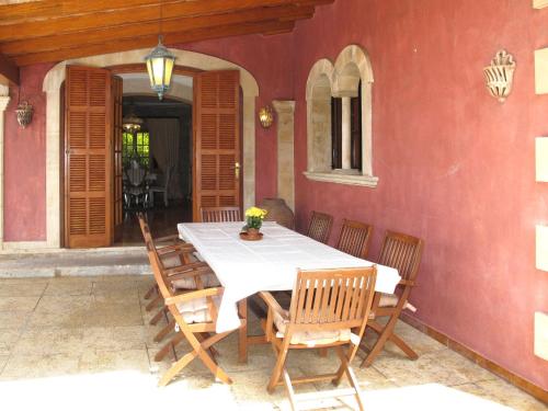 uma sala de jantar com mesa e cadeiras em Holiday Home Villa Munar I - CRJ152 by Interhome em Cala Ratjada