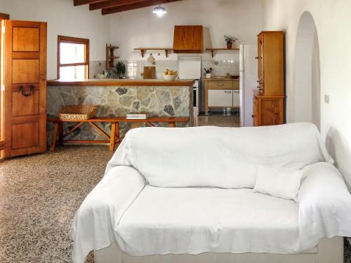 salon z białą kanapą i kuchnią w obiekcie Holiday Home Casa s'Almunia - LOM315 by Interhome w mieście Cala s'Almonia