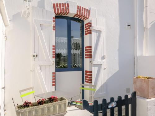 uma porta num edifício branco com uma janela em Holiday Home Ty Tan-Nie - QUB301 by Interhome em Quiberon