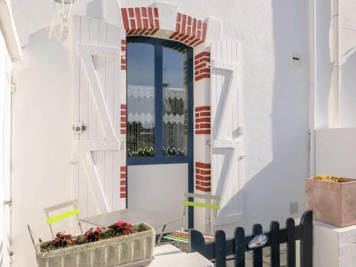 a door in a white building with a window at Holiday Home Ty Tan-Nie by Interhome in Quiberon