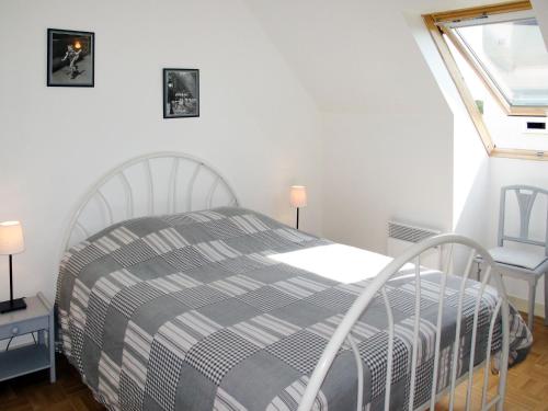 une chambre avec un lit, une fenêtre et une chaise dans l'établissement Holiday Home Neptune by Interhome, à Anneville-sur-Mer