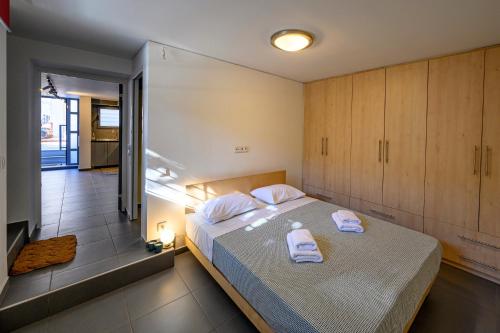 1 dormitorio con 1 cama con toallas en Gazi Urban Residence, en Atenas