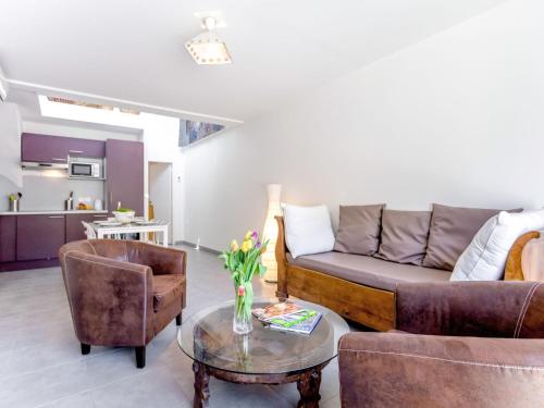 un salon avec un canapé, des chaises et une table dans l'établissement Apartment Les Pins Parasols-2 by Interhome, à Argelès-sur-Mer