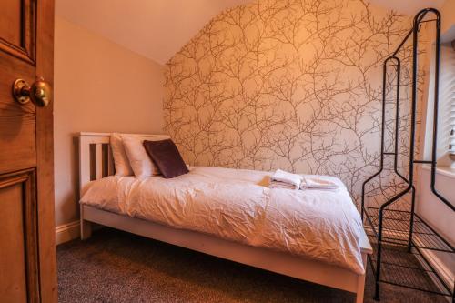 מיטה או מיטות בחדר ב-Cottages in Derbyshire - Riverside Cottage