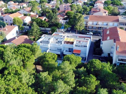 - une vue aérienne sur une ville avec des maisons dans l'établissement Apartment Les Pins Parasols - AGL350 by Interhome, à Argelès-sur-Mer