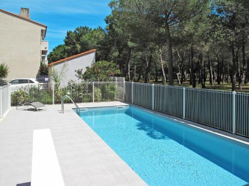 - une piscine dans une cour avec une clôture dans l'établissement Apartment Les Pins Parasols - AGL350 by Interhome, à Argelès-sur-Mer