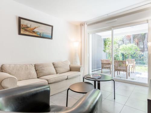 un salon avec un canapé et une table dans l'établissement Apartment Les Pins Parasols-1 by Interhome, à Argelès-sur-Mer