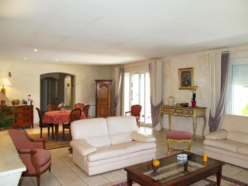 カリアンにあるHoliday Home Les Piboules - LLI150のリビングルーム(白い家具、テーブル付)