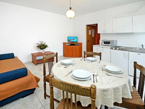 een eetkamer en keuken met een tafel en stoelen bij Apartment Albina-1 by Interhome in Umag