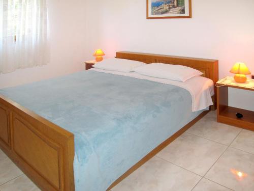 - une chambre avec un grand lit et 2 oreillers dans l'établissement Apartment Albina-1 by Interhome, à Umag