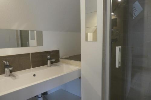La salle de bains est pourvue d'un lavabo et d'un miroir. dans l'établissement Boost Your Immo La Gardette Réallon B34-35, à Réallon