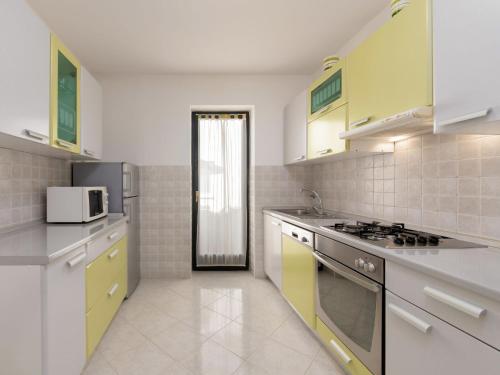 Kuchyň nebo kuchyňský kout v ubytování Holiday Home Ružić by Interhome