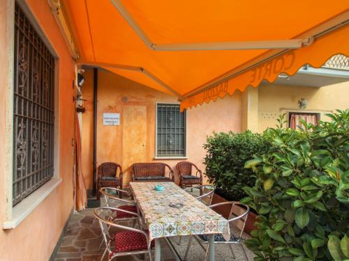 une table et des chaises assises sur une terrasse dans l'établissement Apartment Rondinelli by Interhome, à Pozzolengo