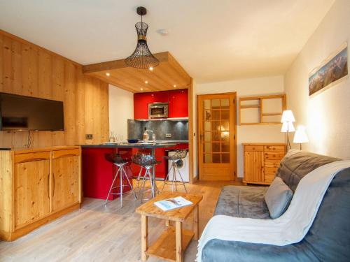 un salon avec un canapé et une cuisine dans l'établissement Apartment Clos du Savoy-8 by Interhome, à Chamonix-Mont-Blanc