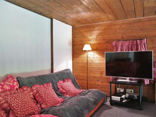 un salon avec un canapé et une télévision à écran plat dans l'établissement Chalet L'Piri by Interhome, à Chamonix-Mont-Blanc