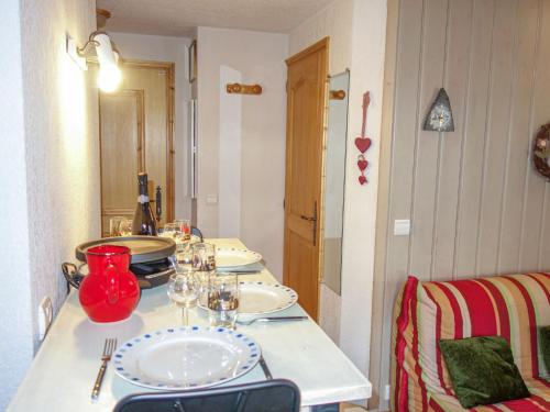 une table avec des assiettes et des verres à vin dessus dans l'établissement Apartment Jardins Alpins 1 by Interhome, à Saint-Gervais-les-Bains
