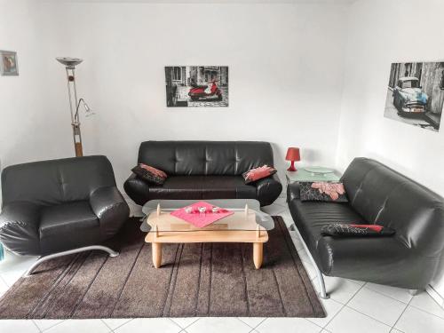 salon z 2 skórzanymi kanapami i stolikiem kawowym w obiekcie Holiday Home Reissmann by Interhome w mieście Norden