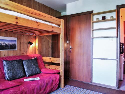 um sofá vermelho num quarto com um beliche em Apartment Les Periades by Interhome em Chamonix-Mont-Blanc