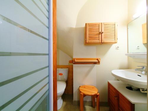 une salle de bain avec toilettes et lavabo dans l'établissement Apartment Les Periades by Interhome, à Chamonix-Mont-Blanc