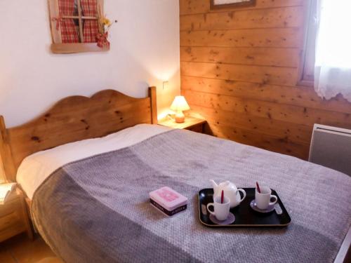 - une chambre avec un lit et un plateau/bouilloire dans l'établissement Apartment Le Krystor by Interhome, à Chamonix-Mont-Blanc