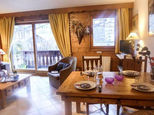 - un salon avec une table en bois et une salle à manger dans l'établissement Apartment Le Krystor by Interhome, à Chamonix-Mont-Blanc