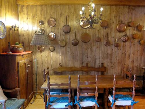 comedor con pared de madera con ollas y sartenes en Apartment Les Charmoz-2 by Interhome, en Chamonix-Mont-Blanc