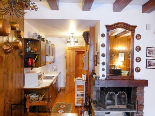 Dapur atau dapur kecil di Apartment Les Charmoz-2 by Interhome