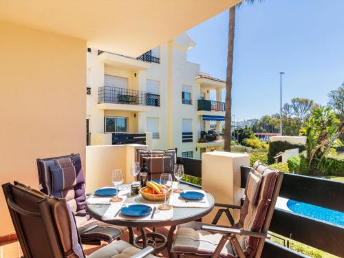 un tavolo e delle sedie sul balcone di un palazzo di Apartment Lorcrimar by Interhome a Marbella