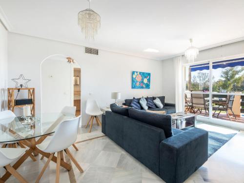 un soggiorno con divano blu e tavolo in vetro di Apartment Lorcrimar by Interhome a Marbella