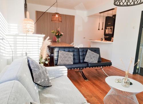 een woonkamer met een bank en een tafel bij Vakantiehuis Zuidkust Vlissingen VL19 in Vlissingen