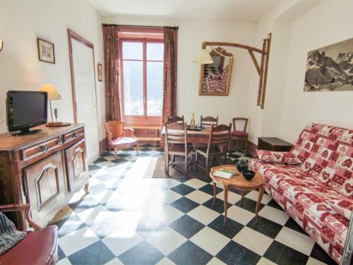 - un salon avec un canapé et une table dans l'établissement Apartment Le Majestic by Interhome, à Chamonix-Mont-Blanc