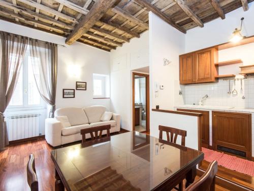 cocina y sala de estar con mesa y sofá en Apartment Forum Domus by Interhome, en Roma