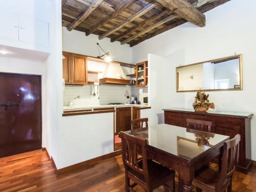 una cucina con tavolo e una sala da pranzo di Apartment Forum Domus by Interhome a Roma